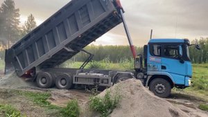 Выгрузка отсева новым самосвалом Shacman (шакман) 2023