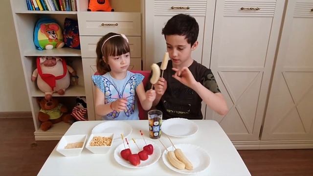 Как приготовить самый ВКУСНЫЙ БАНАН и КЛУБНИКУ в ШОКОЛАДЕ. Для детей kids children смотреть онлайн