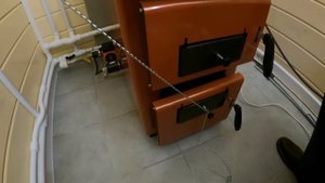 Твердотопливнй котёл отопления. Растопка, запуск, дымоход, рассказываю для заказчика и для вас