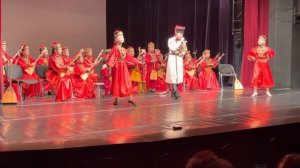 На сцене Мингиян Хонинов и домбрист академии Лидер