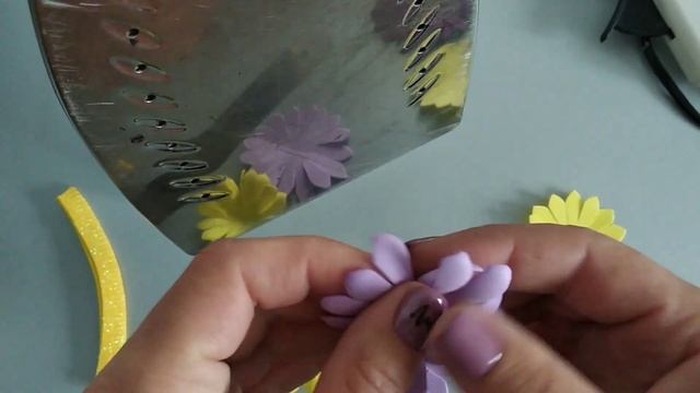 Нежное сочетание цветов в простых цветочках. Фоамиран 1 мм+глиттерный фоамиран 2 мм