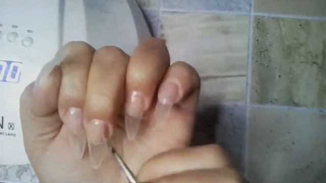 *45*Наращивание ногтей формы заостренный миндаль Гелем. Дизайн сусальной золотой фольгой и блесткам смотреть онлайн