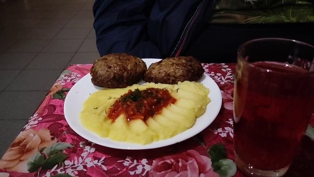 Зашли в единственное кафе в посёлке Лев Толстой и не прогадали! смотреть онлайн