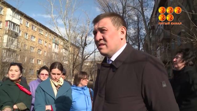 На недовольства жителей 21 микрорайона Пришахтинска отреагировал аким области Он побывал в одном и смотреть онлайн