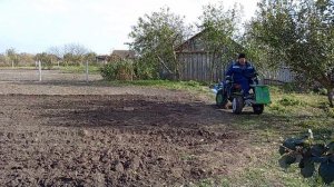 Вспашка огорода самодельным минитрактором.
