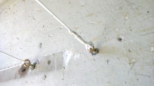 Закрепляем бельевую верёвку на балконе своими руками