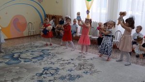 Танец девочек с куклами в младшей группе