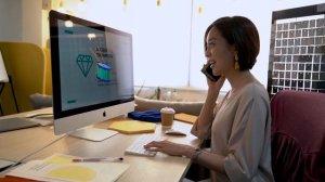 Девушка за компьютером. Футаж для видеомонтажа #150.