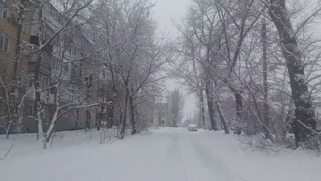 Снег кружится, летает, летает...