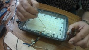 простой ремонт CD прожектора СВОИМИ РУКАМИ