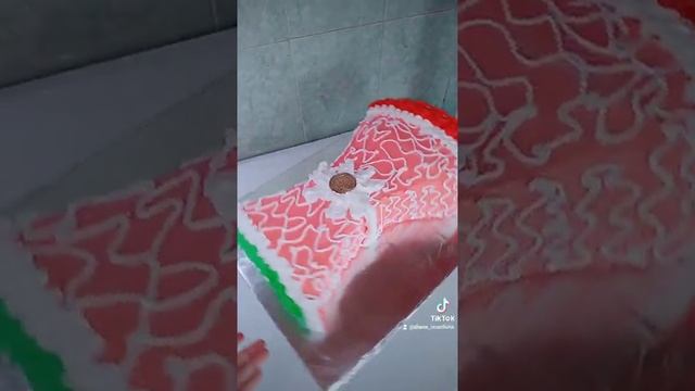 Торт для мамы в виде букета алых роз?
