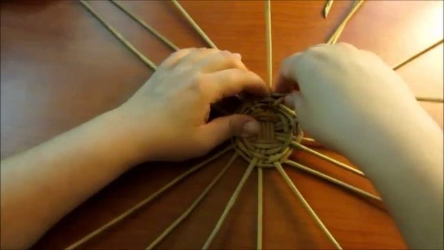 Корзинка с бабочками из газетных трубочек. урок 1. Плетем круглое дно.