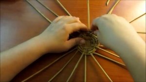 Корзинка с бабочками из газетных трубочек. урок 1. Плетем круглое дно.