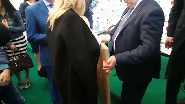 Игорю Рудене подарили его портрет смотреть онлайн