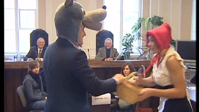 Teisėjai mantijas iškeitė į pasakų personažų kostiumus смотреть онлайн