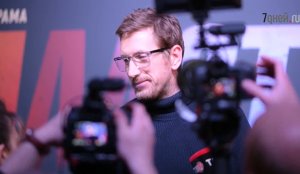 Владимир Вдовиченков, Кирилл Кяро и Стивен Сигал на премьере фильма "Пласт"