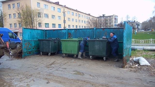 РОССИЙСКИЙ КАМАЗ МУСОРОВОЗ.Как собирают службы мусор.