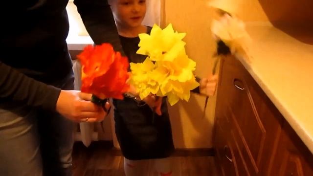 Как выпрямить помятые искусственные цветы. Парим цветы в кастрюле. смотреть онлайн