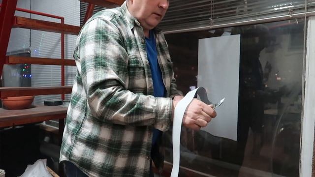 Порядок демонтажа самоклеющейся пленки с оконных стекол.