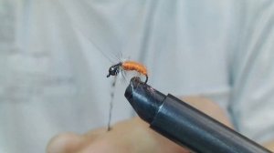 Мушка оранжевая, или морковка для хариуса.