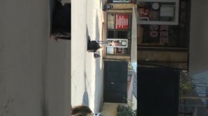 Пьяная женщина лежит прям на дароге