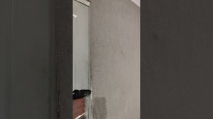 Как подклеить обои вокруг дверного проема.