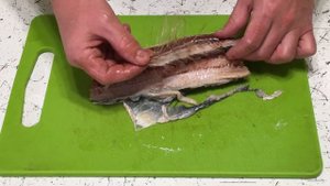 Простой и красивый способ разделки сельди на филе
