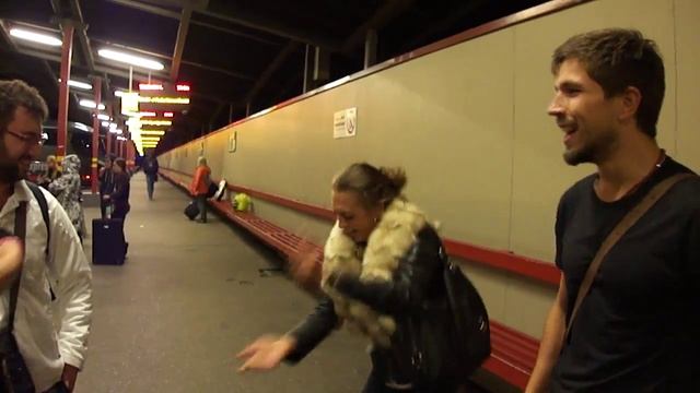 Русские, как цыгане, отжигают на автовокзале в Риге. Автобус Люкс-Экспресс. смотреть онлайн