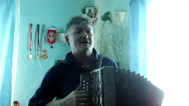 красиво играет и поёт на гармошке 2