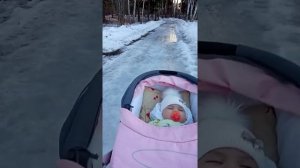 Прогулка с ребёнком в коляске прохладной время года ?