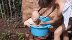 Малыш купается в тазу на даче Baby bathing in a basin in the country