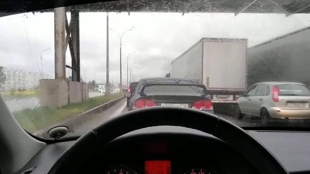 Что делать если в стекло попал камень на трассе // Тонировка спасает жизни смотреть онлайн