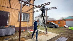 Примыкающий к дому навес-терраса #спецкаркас #навес #поликарбонат