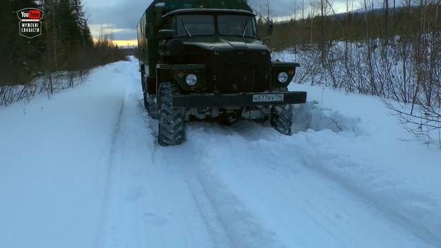 Уралу 4320 тяжело преодолевать снежное бездорожье . Везём 200 литров бензина в тайгу. смотреть онлайн