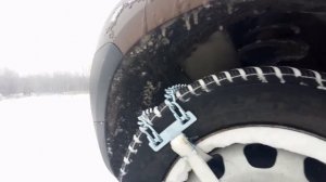 Renault Duster. Передний привод. На браслетах антискольжения в снегу..