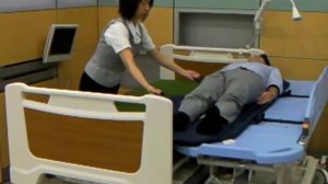 Перекладывание пациента с каталки на реанимационную кровать-каталку Рaramount bed КК-723