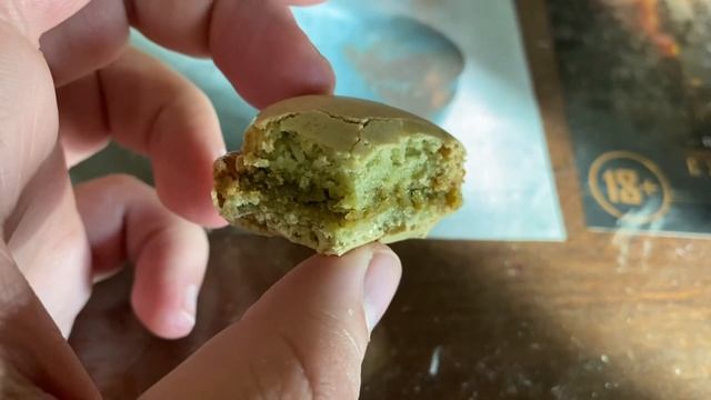 Обзор на макарон фисташка и манго-маракуйя из KFC