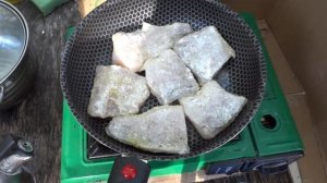 На рыбалке жарим филе щуки в походных условиях\ Приготовление щуки на рыбалке