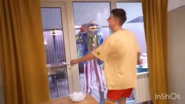 24 Часа в НАРУЧНИКАХ с Клоуном А4 ! смотреть онлайн