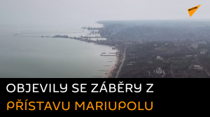 Na záběrech z přístavu Mariupolu jsou vidět nákladní lodě