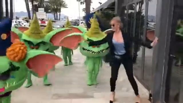 Леся Никитюк пьет чай за 35 евро в Каннах смотреть онлайн