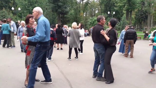 МНЕ ВЧЕРА ПРИСНИЛОСЬ ТЫ В МЕНЯ ВЛЮБИЛАСЬ! СЧАСТЛИВЫЕ МОМЕНТЫ ИЗ ПАРКА ГОРЬКОГО ХАРЬКОВ 2021 смотреть онлайн