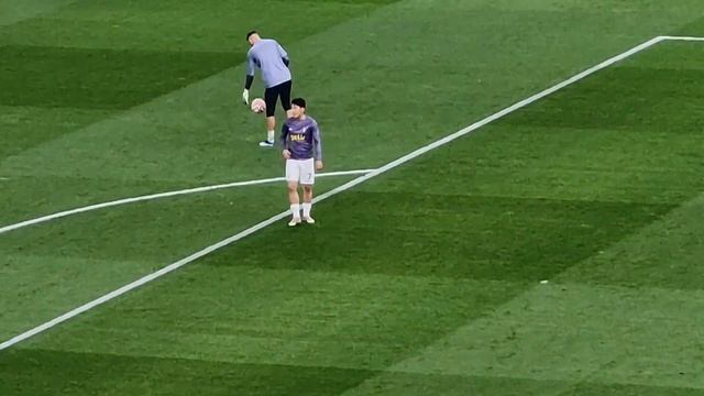 손흥민이 풀럼전에서 몸을 풀고 있다. Son Heung-min is warming up in the match against Fulham смотреть онлайн