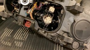 How to replace xenon light bulb in Volvo 2007-2015 S80 XC70 XC90 V70