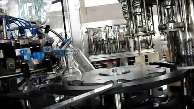 Триблок гравитационного розлива стеклотары с винтовой пробкой
