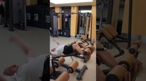 Упражнения для  укрепления мышц живота и спины, выполняет профессор Леонид Буланов.