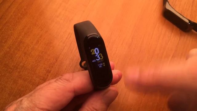 #Xiaomi   #gearbest  #miBand4 Сравнение на улице  Xiaomi mi Band 4 и mi Band 2 из магазина Gearbest