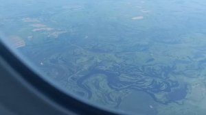 Под крылом самолёта о чем-то поет зелёное море тайги...