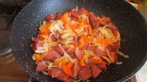 Запеканка из макарон с колбасой и помидорами