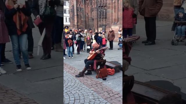Luc Arbogast sur la place de la cathédrale de Strasbourg смотреть онлайн